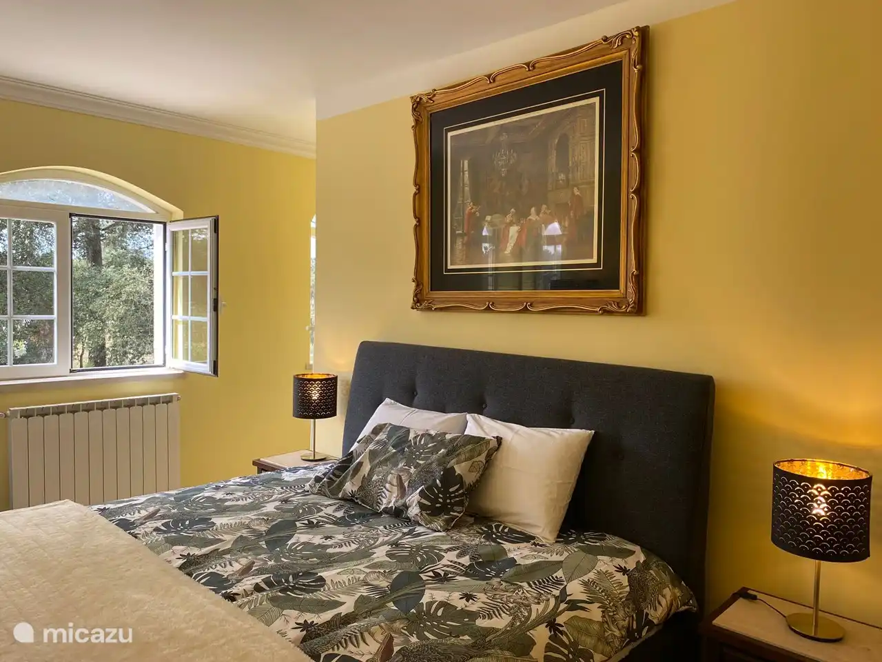 Schlafzimmer mit Kingsize-Bett