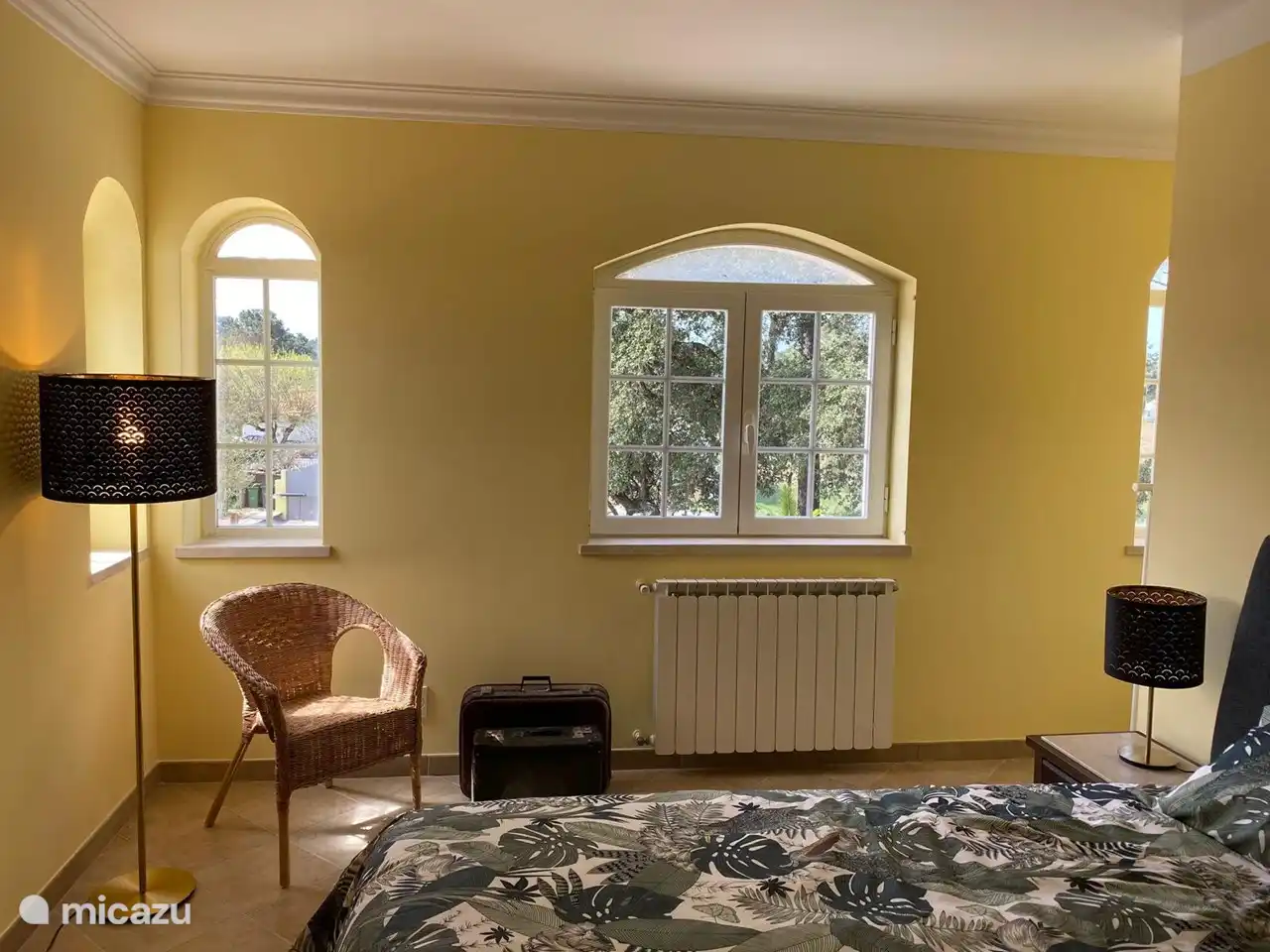 Schlafzimmer mit Kingsize-Bett