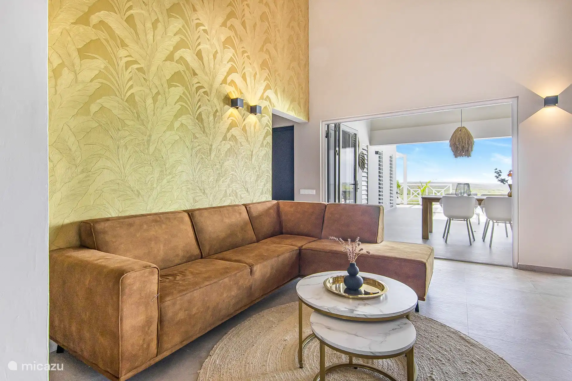 Joli canapé dans le coin télévision 