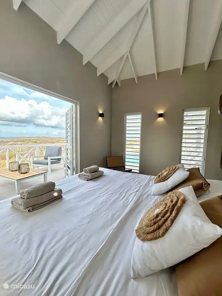 Chambre principale avec portes patio. Vue sur les collines de Bandabou et la mer des Caraïbes !