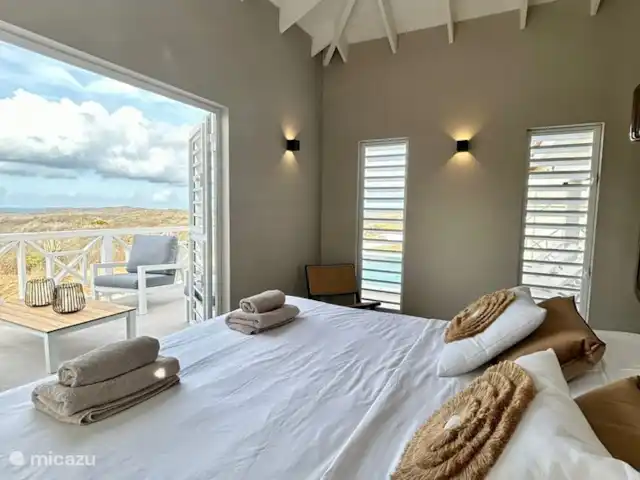 Villa Rovah *PREMIUM* *COMPLEXE FERMÉ* | Curaçao, Banda Abou (ouest), Fontein - villa Chambre principale avec portes patio. Vue sur les collines de Bandabou et la mer des Caraïbes !