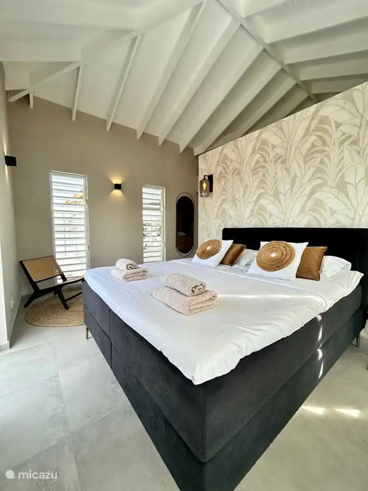 Chambre des maîtres avec salle de bain privée et walk-in.