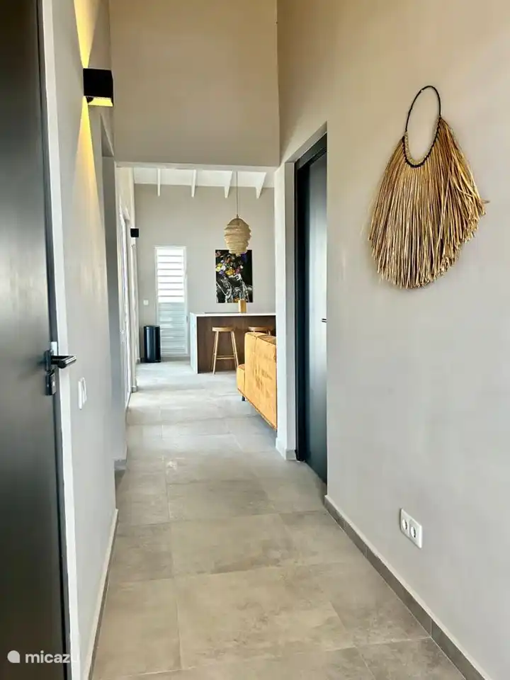 Couloir de la salle de bain 2 au salon.