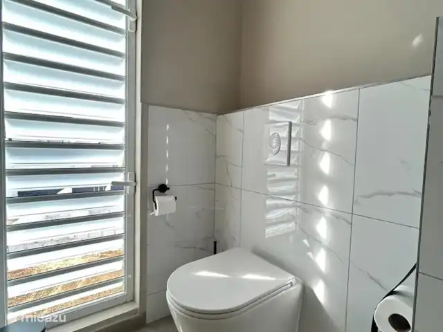 Villa Rovah *PREMIUM* *COMPLEXE FERMÉ* | Curaçao, Banda Abou (ouest), Fontein - villa Salle de bain 1 avec WC suspendu.
