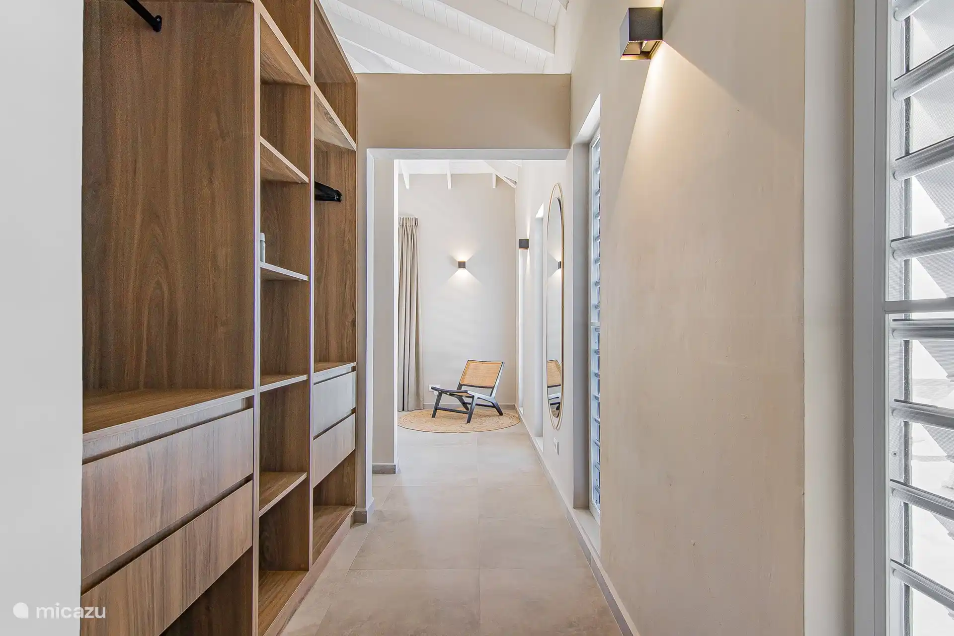 Couloir menant à la chambre principale avec placards !