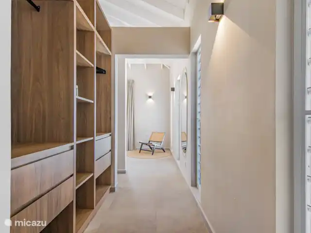 Villa Rovah *PREMIUM* *COMPLEXE FERMÉ* | Curaçao, Banda Abou (ouest), Fontein - villa Couloir menant à la chambre principale avec placards !