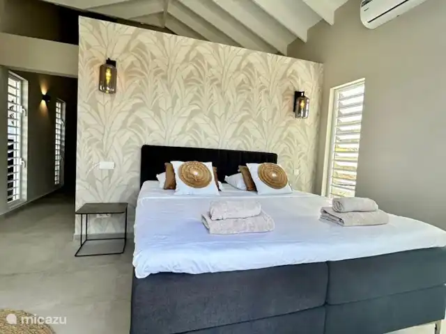 Villa Rovah *PREMIUM* *COMPLEXE FERMÉ* | Curaçao, Banda Abou (ouest), Fontein - villa Chambre avec belles grandes armoires encastrées et salle de bain en suite.
