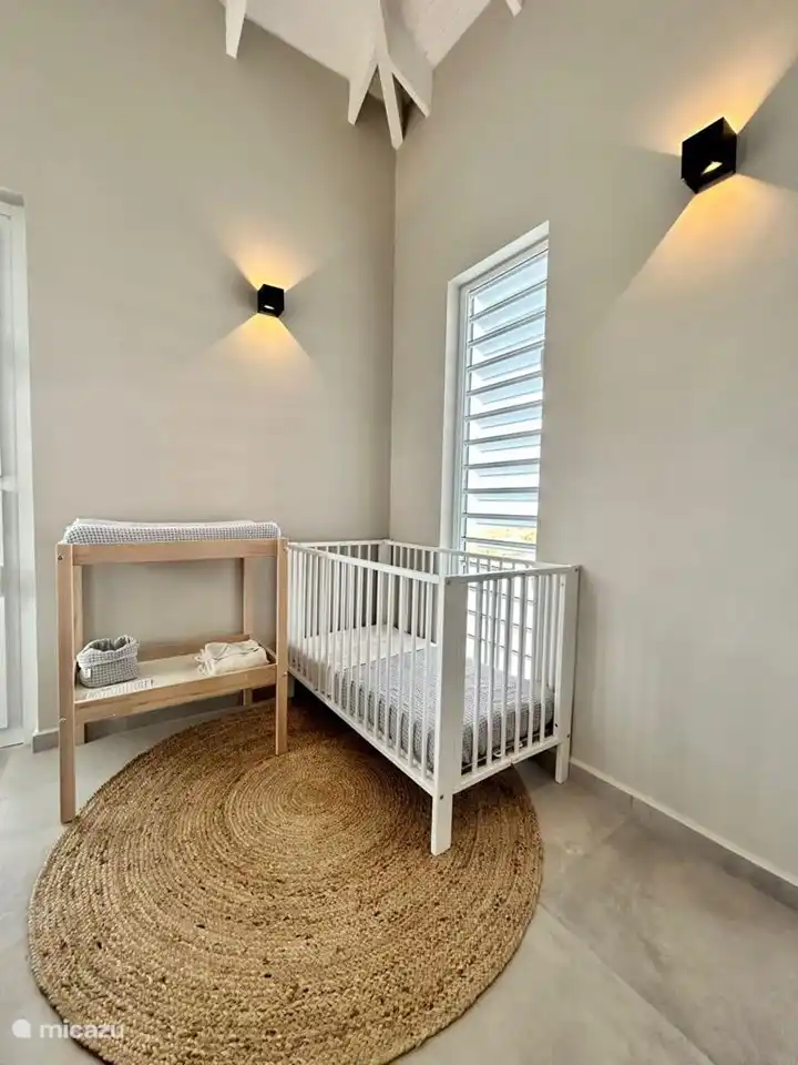 Les plus petits sont également pensés. Lit bébé disponible