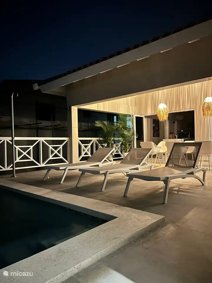 Transats à la piscine