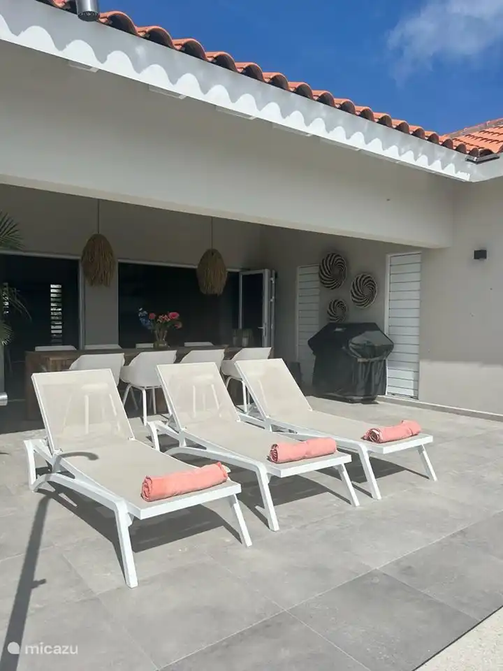 Profitez d'un bain de soleil sur ces magnifiques lits au bord de la piscine