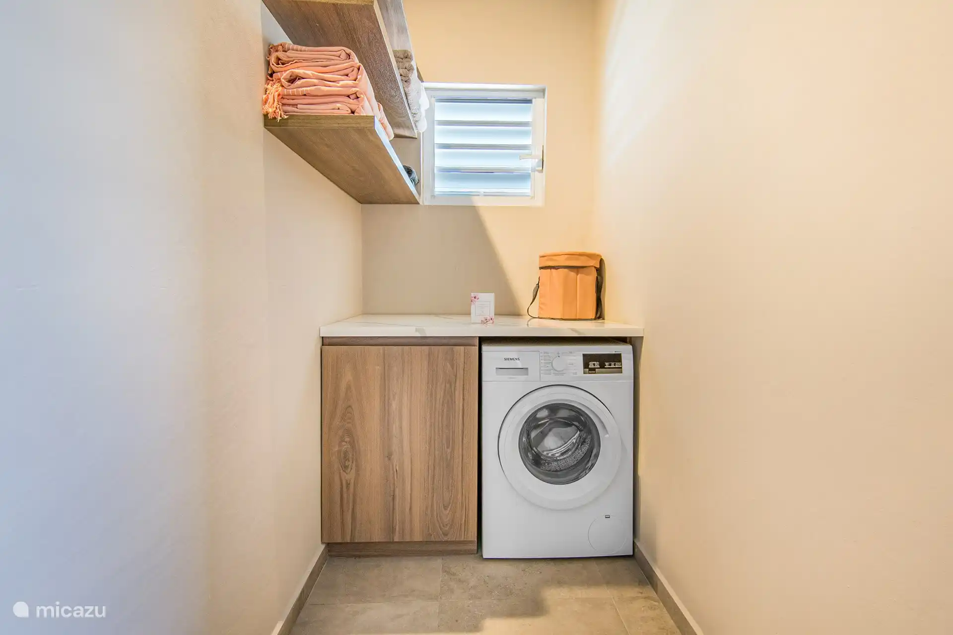 Buanderie séparée avec étagères et super machine à laver !