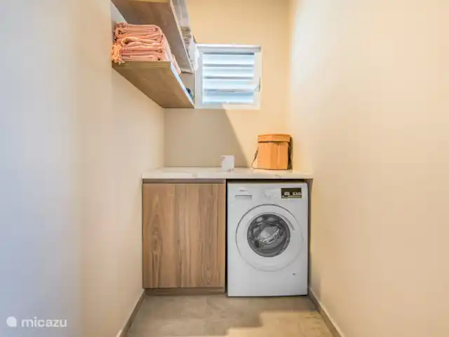 Villa Rovah *PREMIUM* *COMPLEXE FERMÉ* | Curaçao, Banda Abou (ouest), Fontein - villa Buanderie séparée avec étagères et super machine à laver !