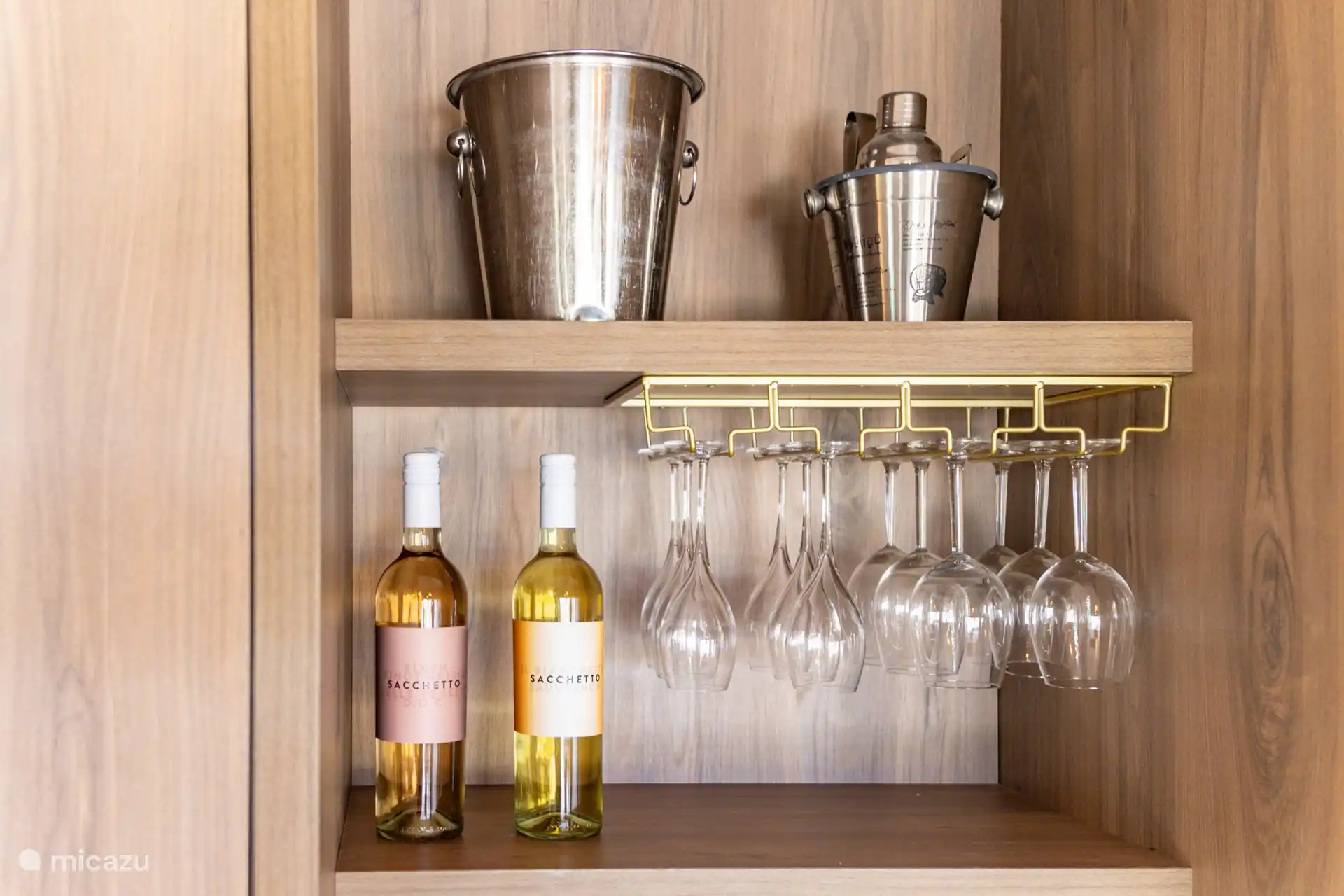 Vin? Glacières, verres tout est fourni ! À votre santé!