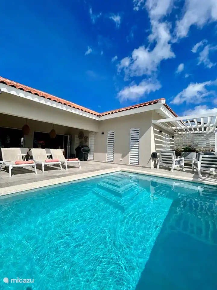 vue du porche depuis la piscine