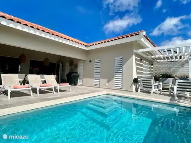 Villa Rovah *PREMIUM* *COMPLEXE FERMÉ* | Curaçao, Banda Abou (ouest), Fontein - villa vue du porche depuis la piscine