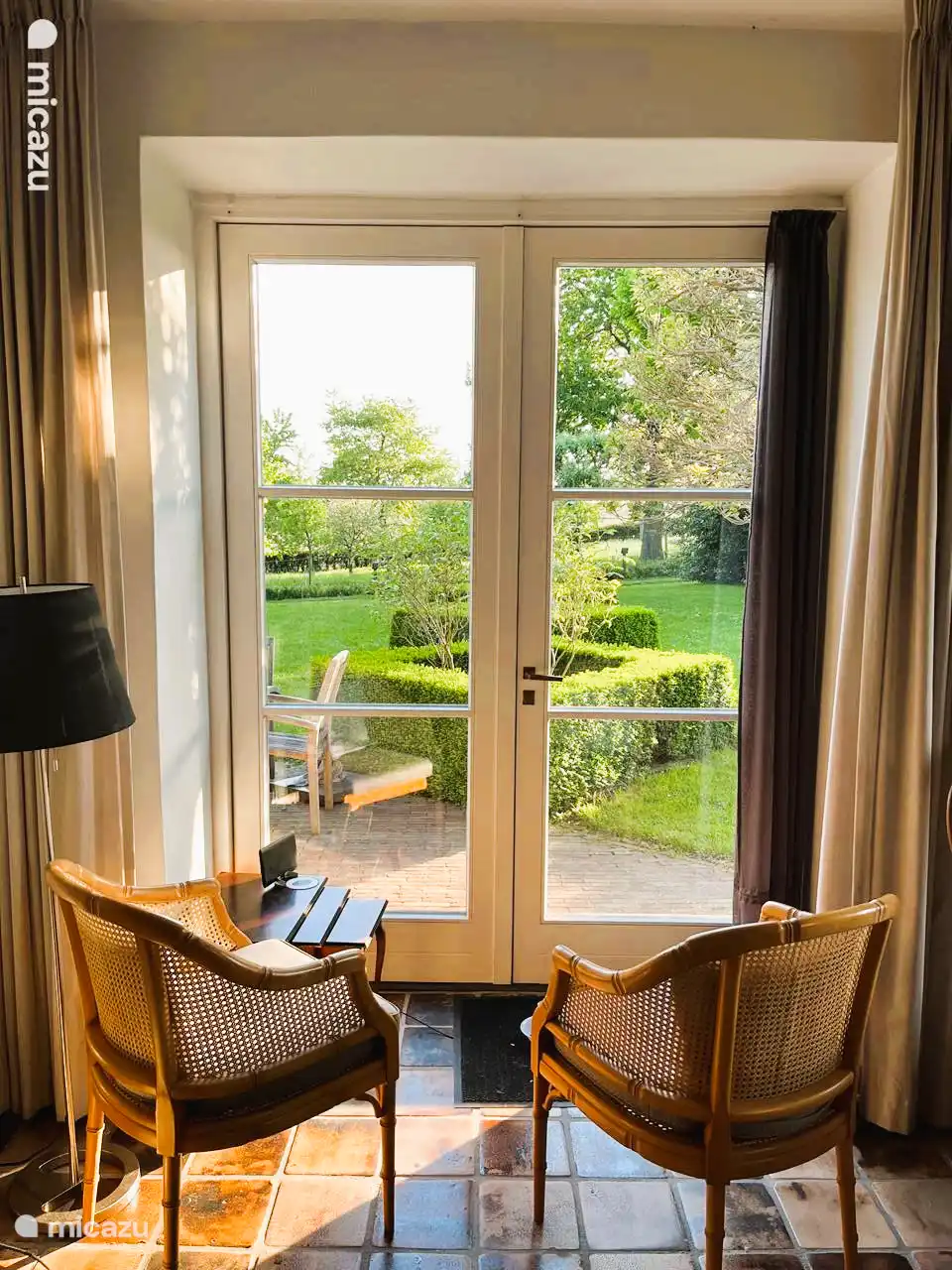 Lese- und Traumecke mit schönem Blick auf den Garten