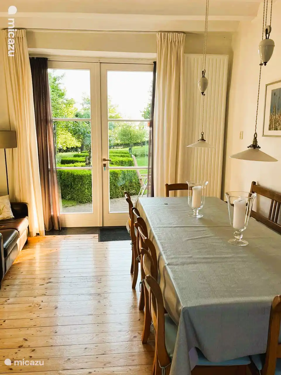 Esszimmer mit Terrassentüren zum Garten