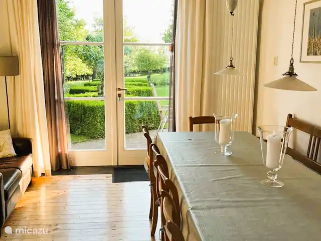 Maison de vacances dans les collines | Pays-Bas, Limbourg, Nuth - ferme Salle à manger avec portes-fenêtres donnant sur le jardin