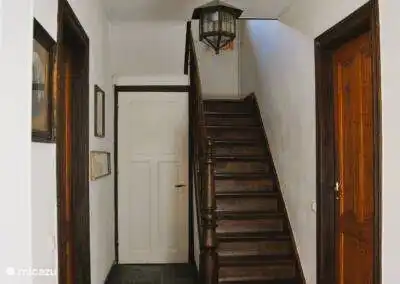 Holztreppe zum ersten Stock