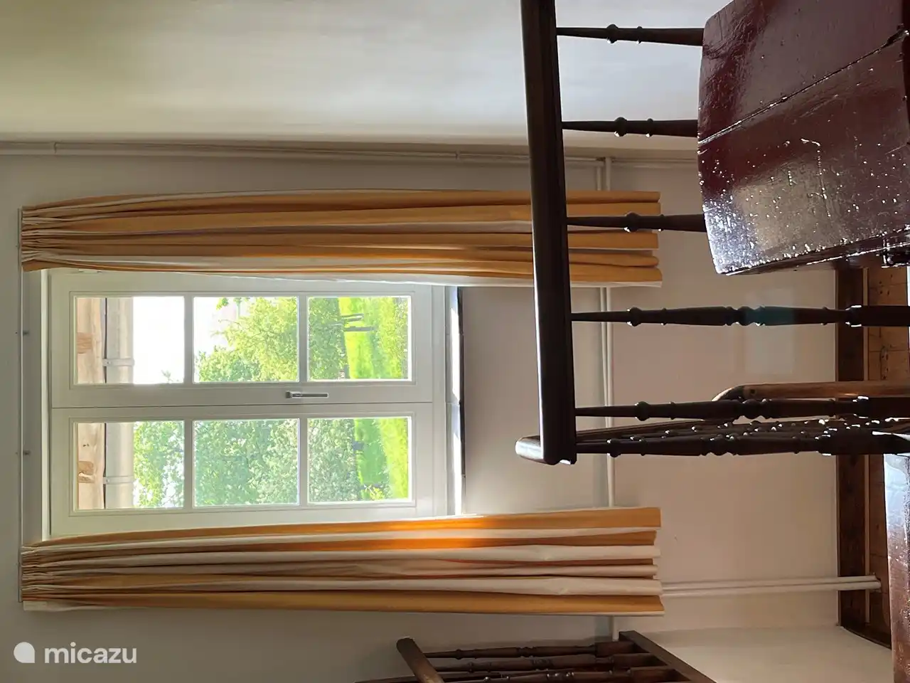 Blick oben auf den Garten und die Wiese