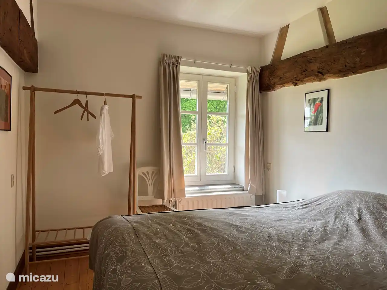 Zweites Schlafzimmer an der Seitenwand mit Blick auf den Garten und den Obstgarten
