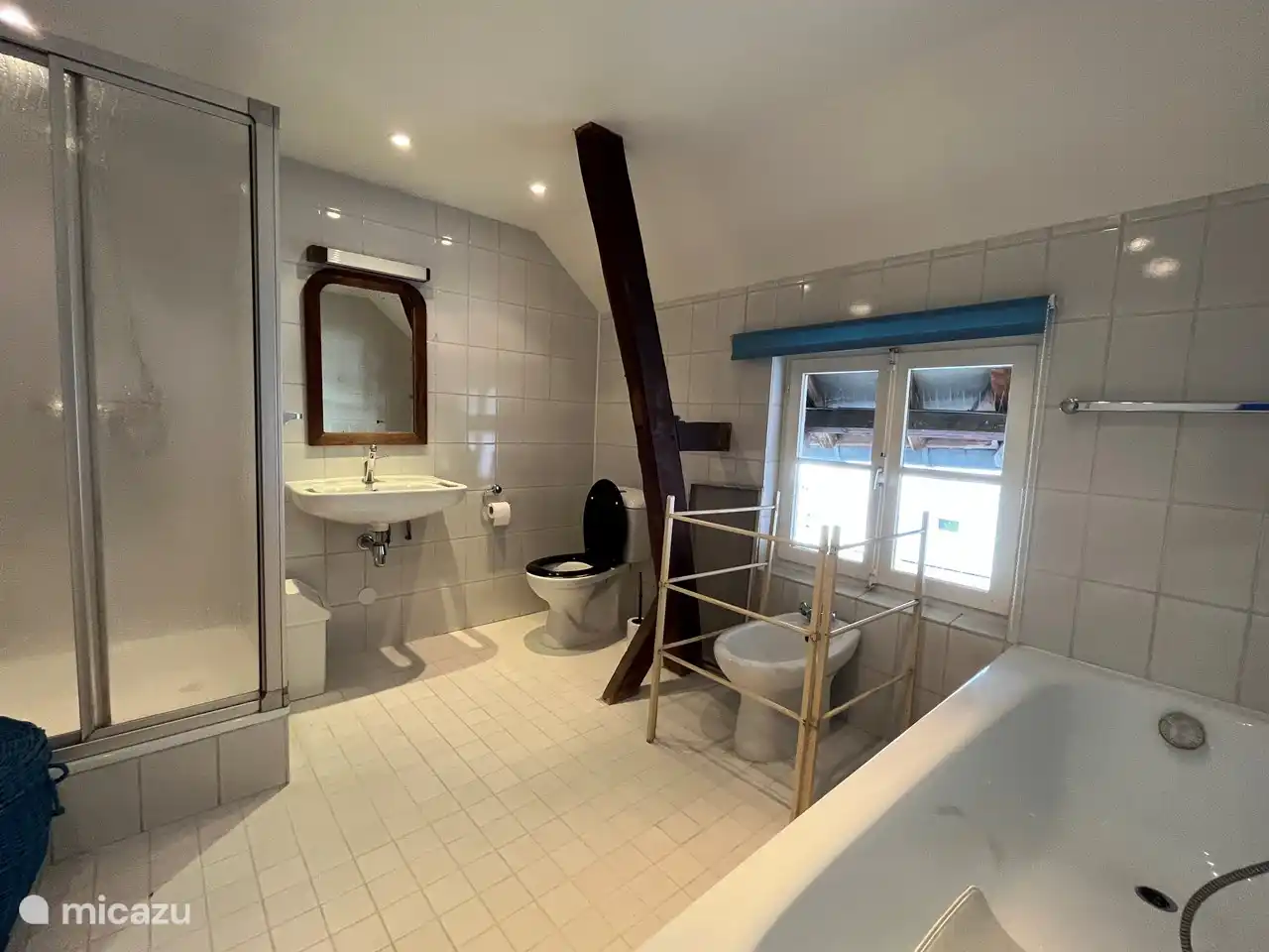 Das Badezimmer mit geräumiger Dusche