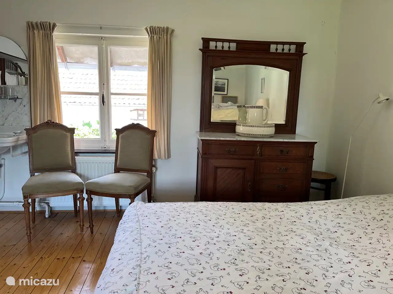 Das geräumige und helle „Schlafzimmer“ mit Fenstern auf beiden Seiten