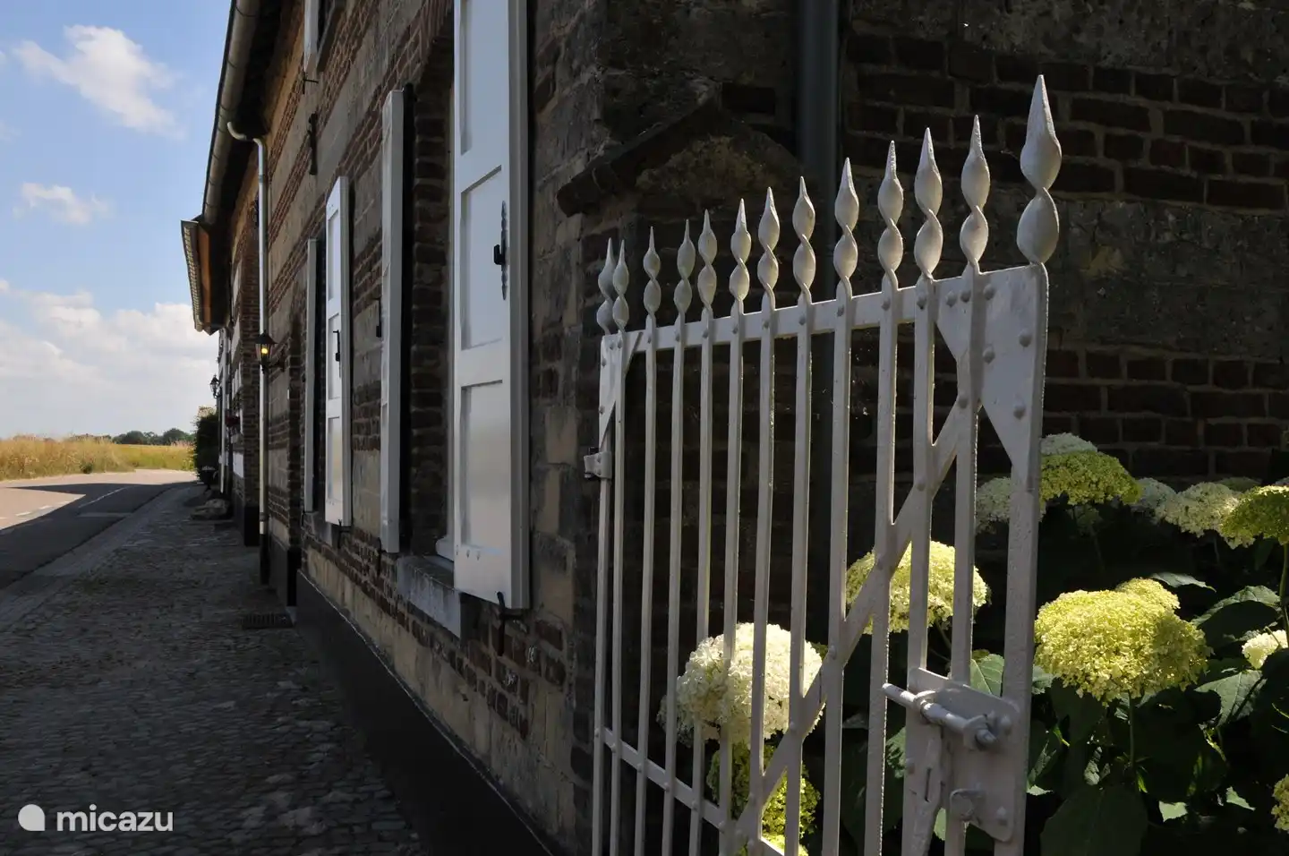 Vorderfassade mit Zugang zum Garten