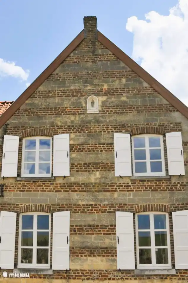 Fassade mit Marienstatue