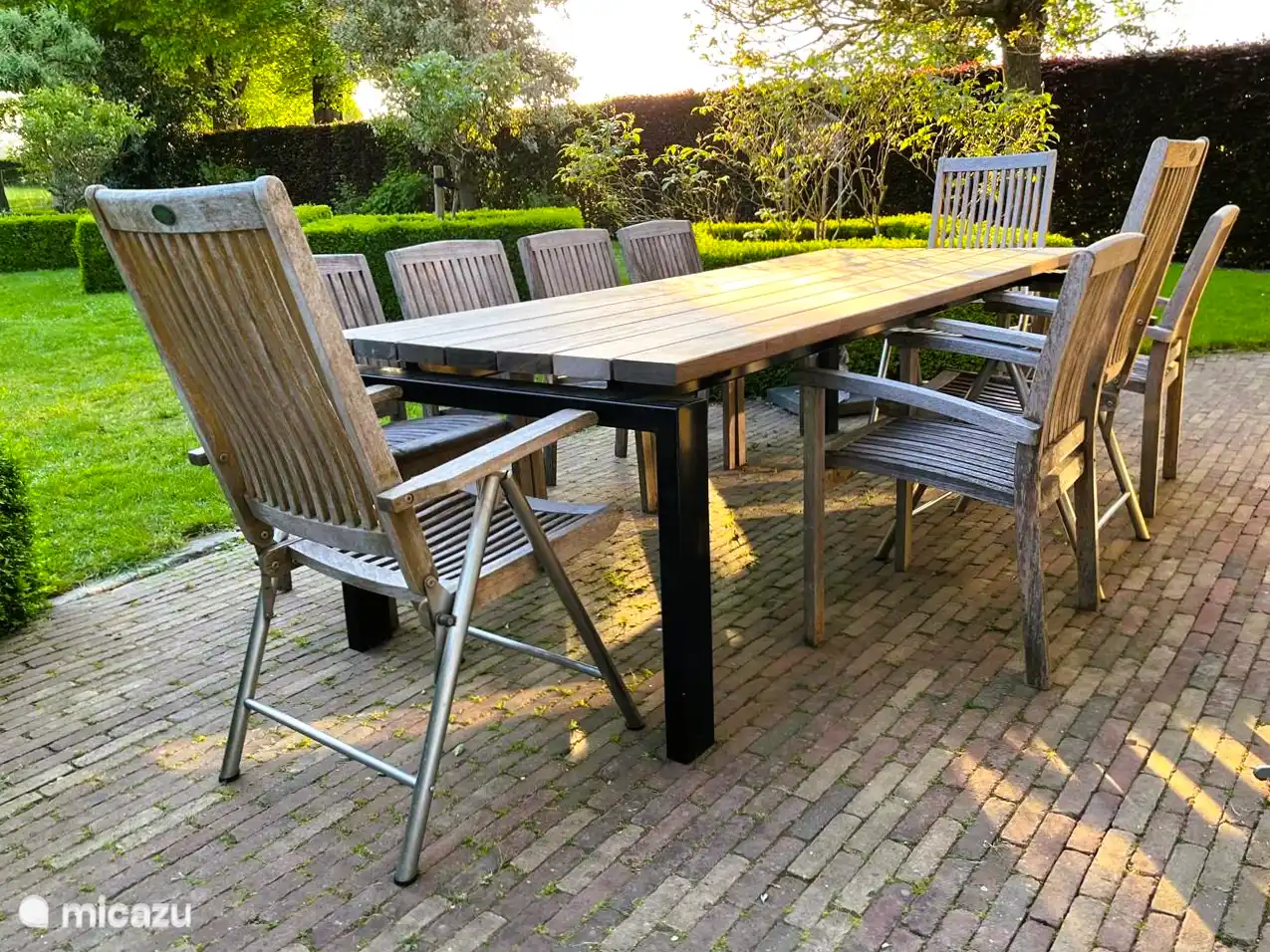 Ein großer Gartentisch für gutes Essen und jede Menge Spaß