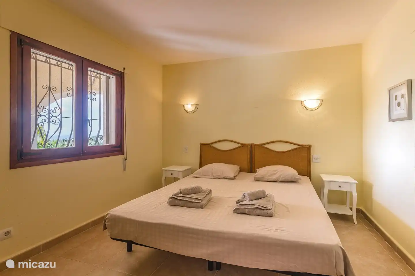 Schlafzimmer mit einem Doppelbett