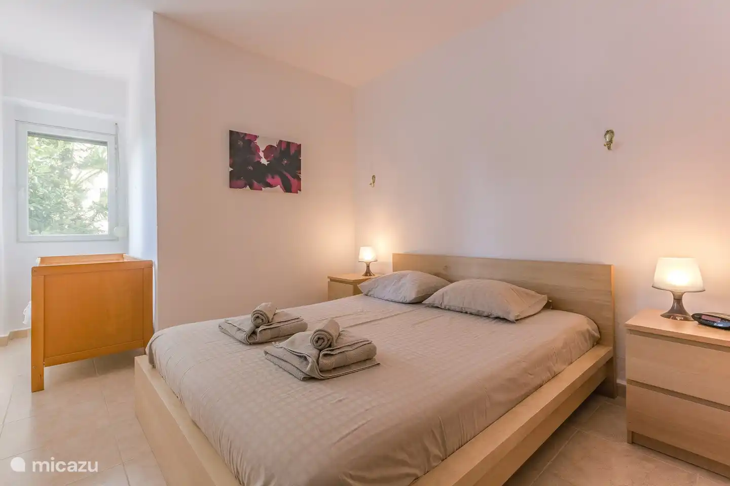 Schlafzimmer mit einem Doppelbett