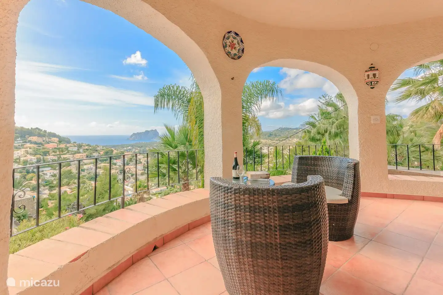 Balkon mit schönen Sesseln