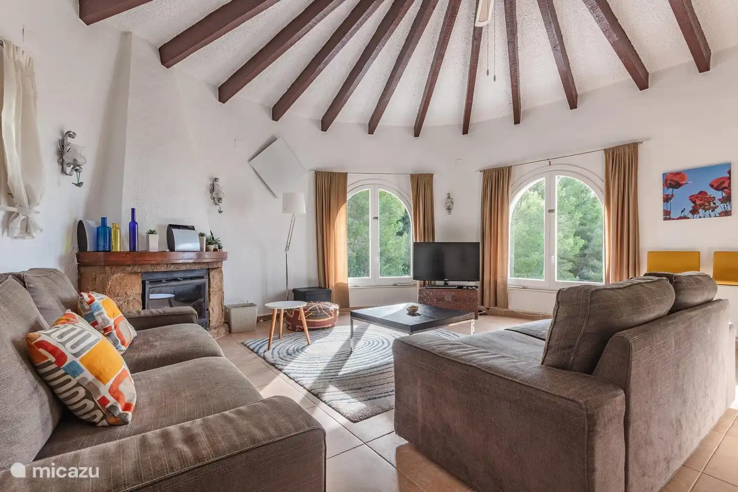 Wohnzimmer mit viel Licht