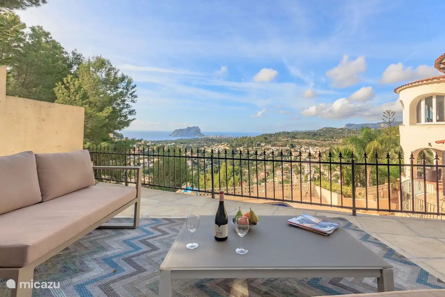 Schöne Lounge-Terrasse mit Meerblick