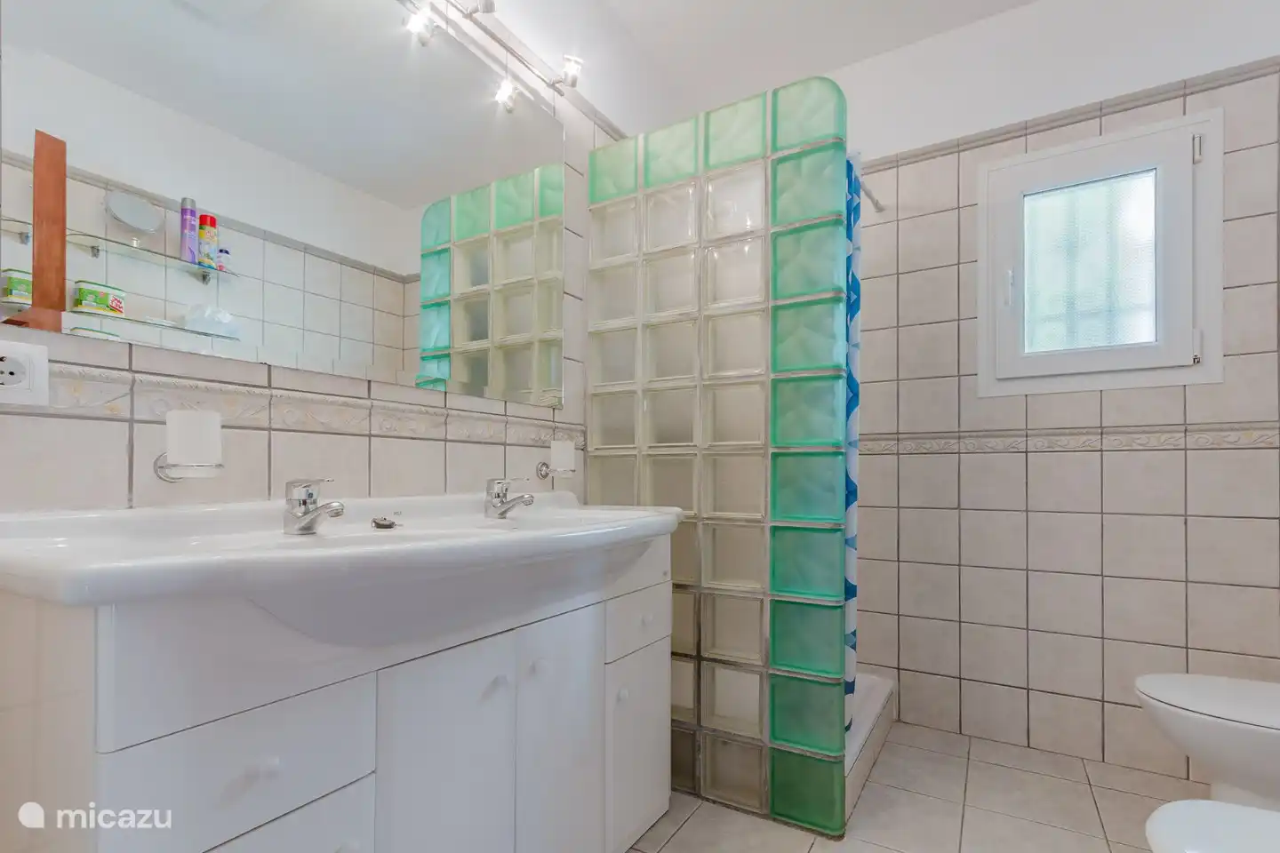 Badezimmer mit Dusche