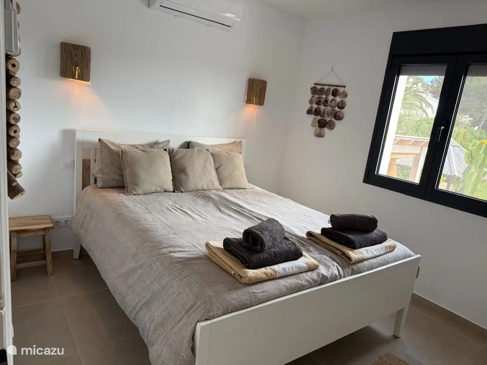 The 2nd bedroom in the main house is also equipped with air conditioning and a ceiling fan