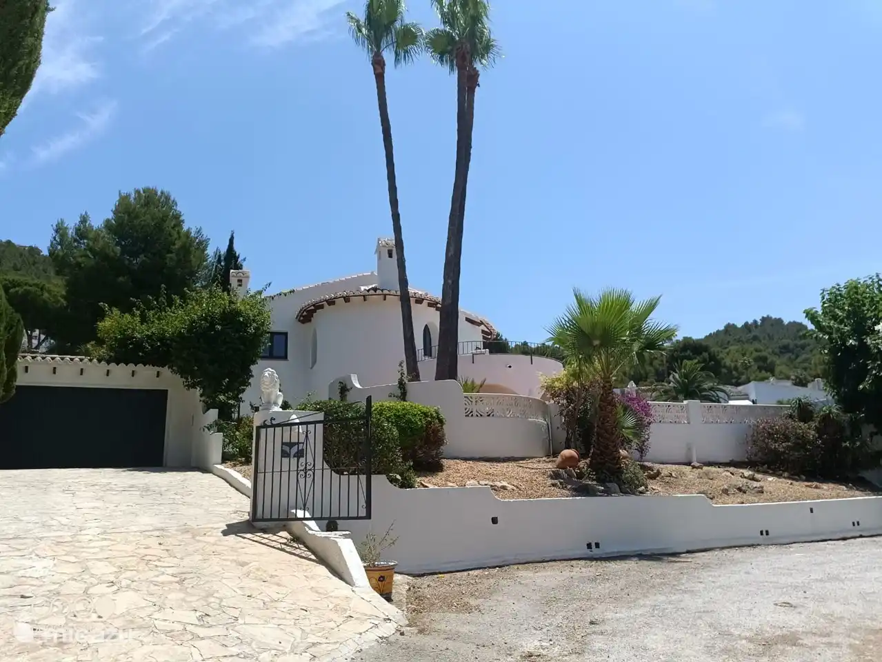 2 cars can be parked in the driveway