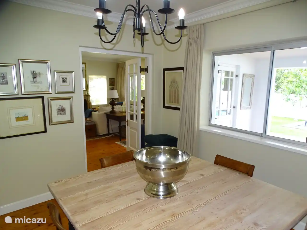 Zusätzlicher Tisch im zweiten Sitzbereich.