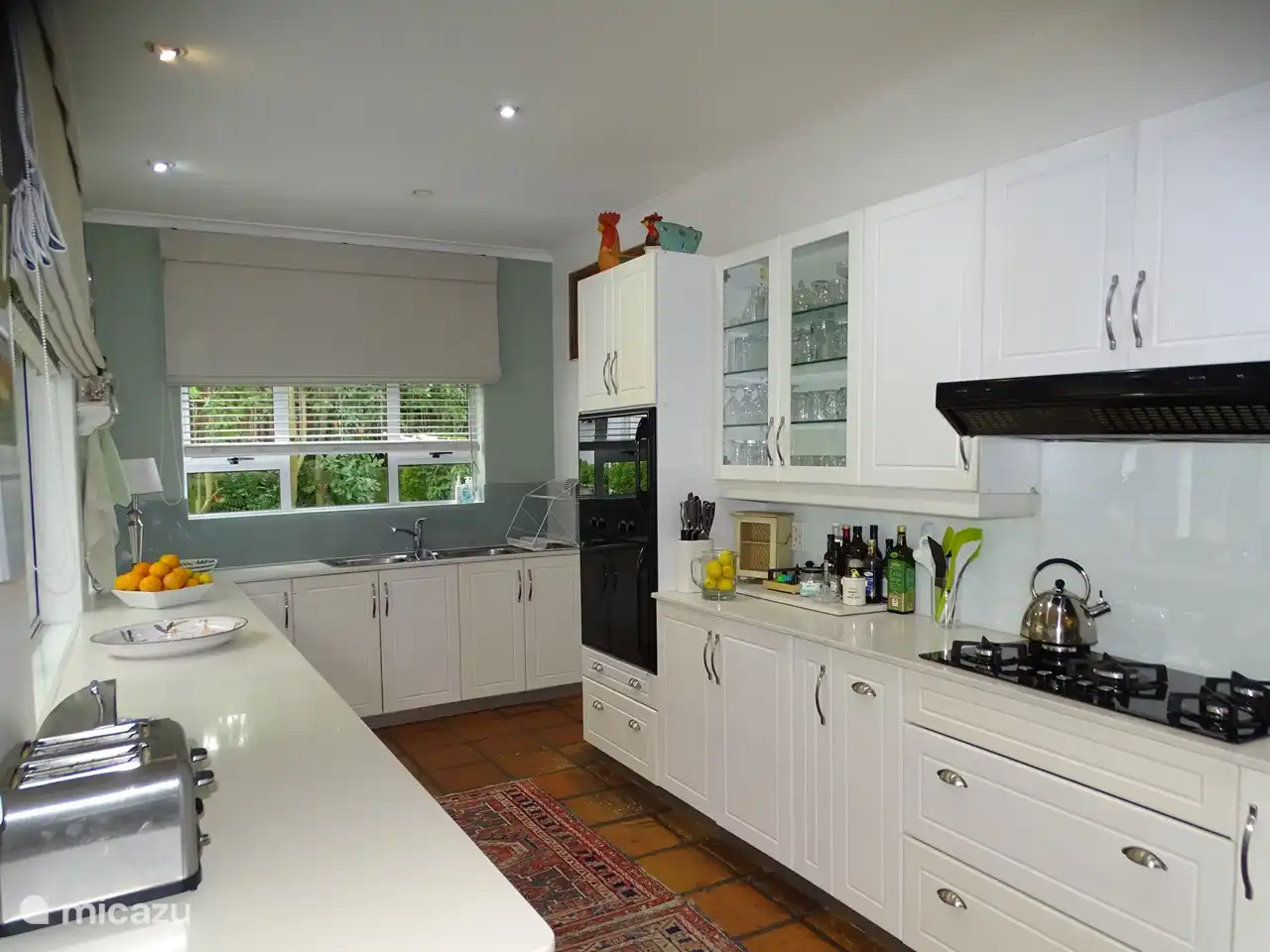 Voll ausgestattete offene Küche