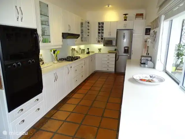 Voll ausgestattete offene Küche