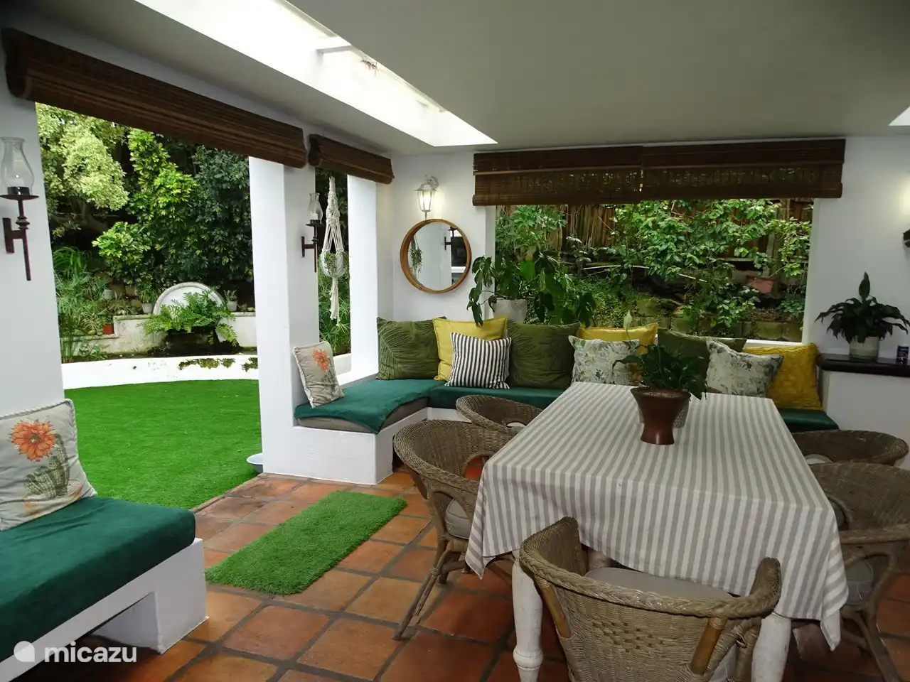 Überdachte Sitzgelegenheiten im seitlichen Garten neben dem Essbereich