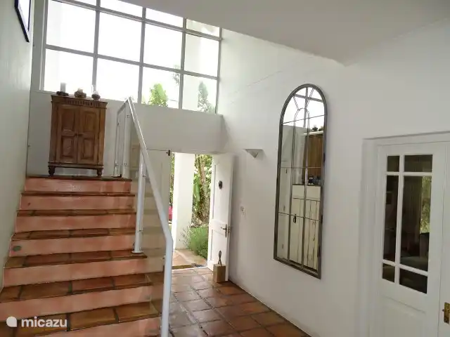 Eingang und Treppe in den ersten Stock