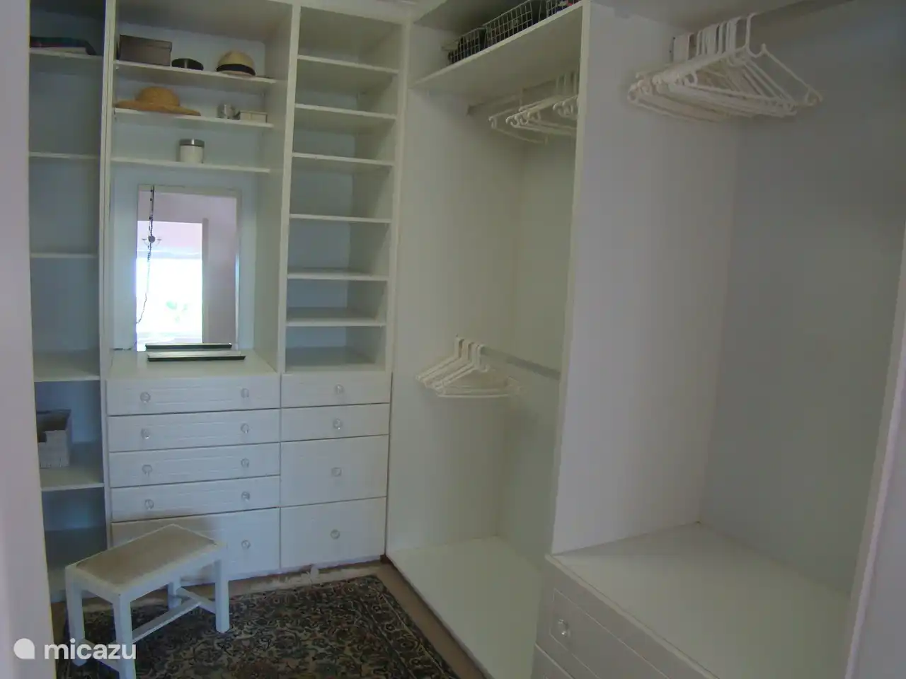 Begehbarer Kleiderschrank im Erdgeschoss