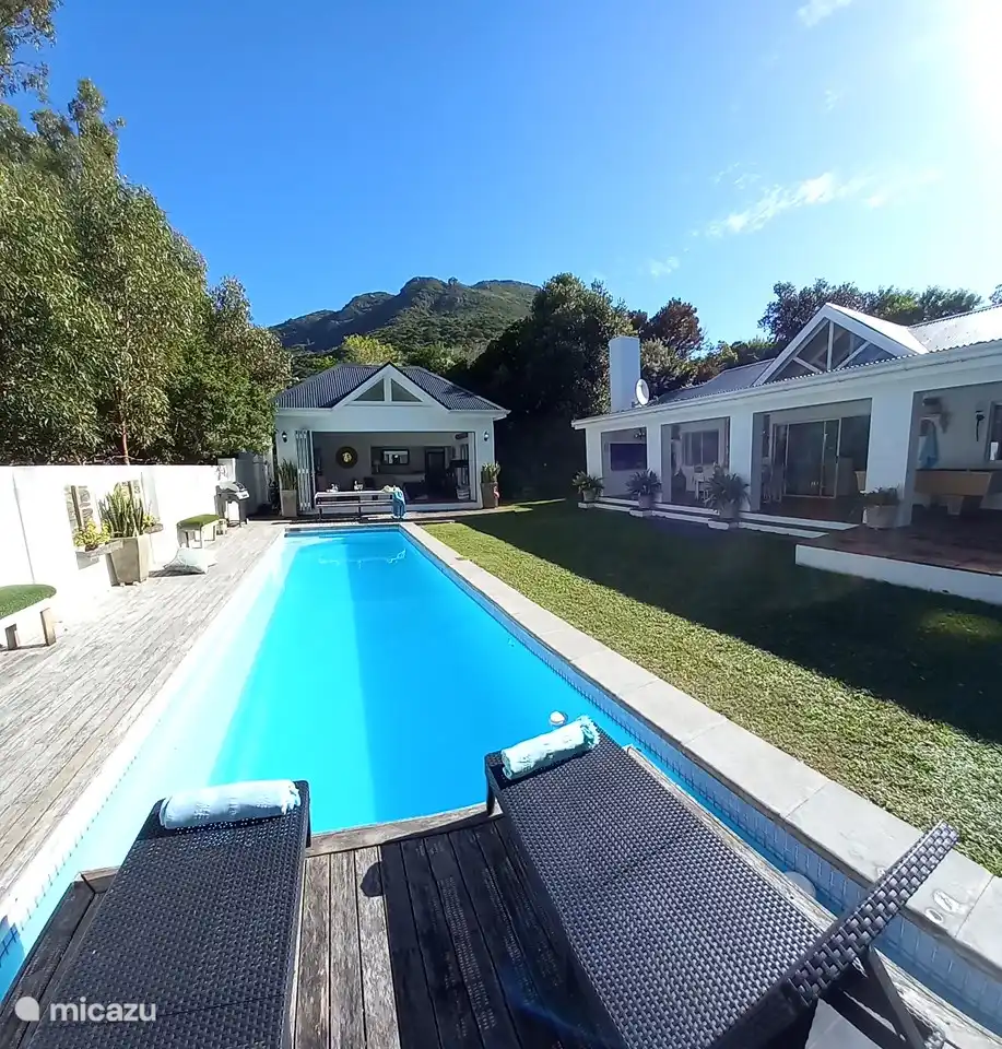 Großer Garten mit Swimmingpool und Poolhaus zum Entspannen