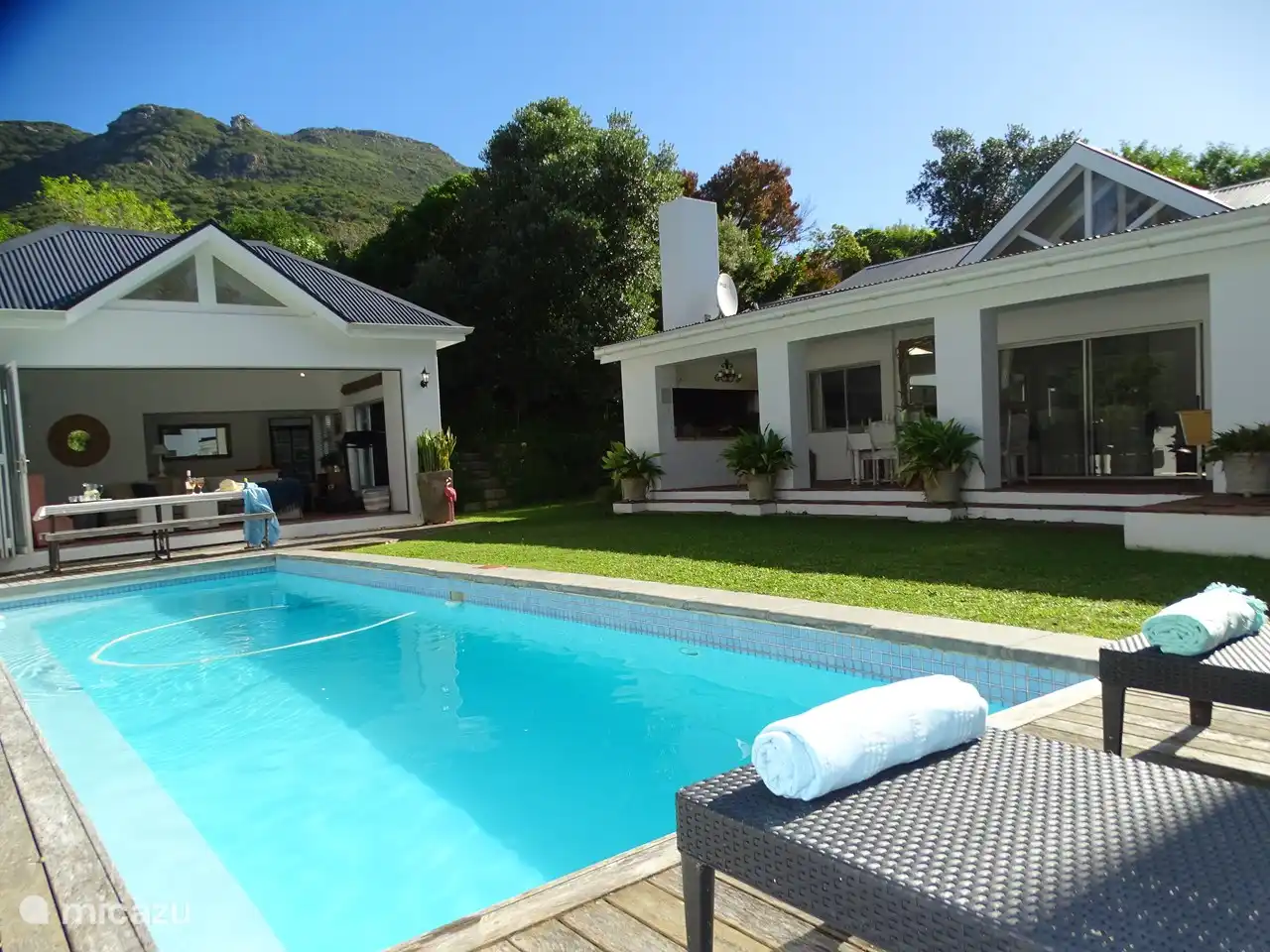 Glitzernder Pool mit Bergblick