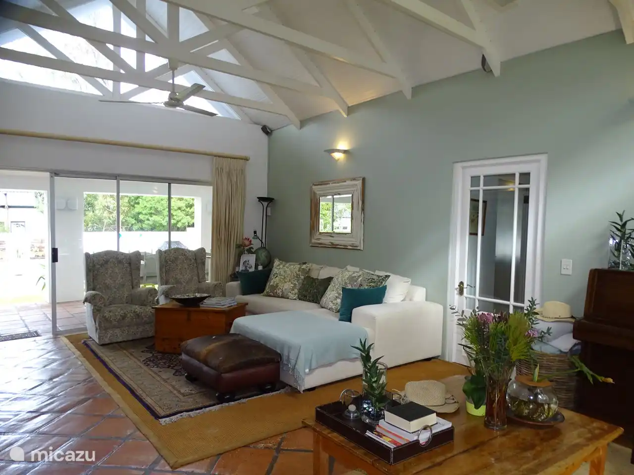 TV-Lounge mit Schiebetüren zum Garten und Pool