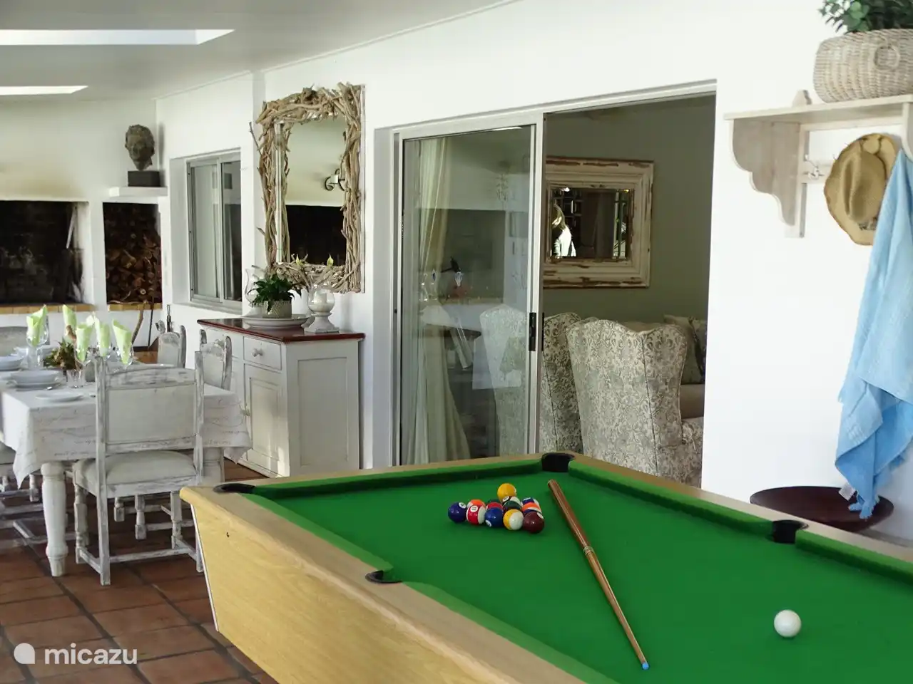 Große überdachte Terrasse, zugänglich über Wohnzimmer 1. Esstisch und Billardtisch