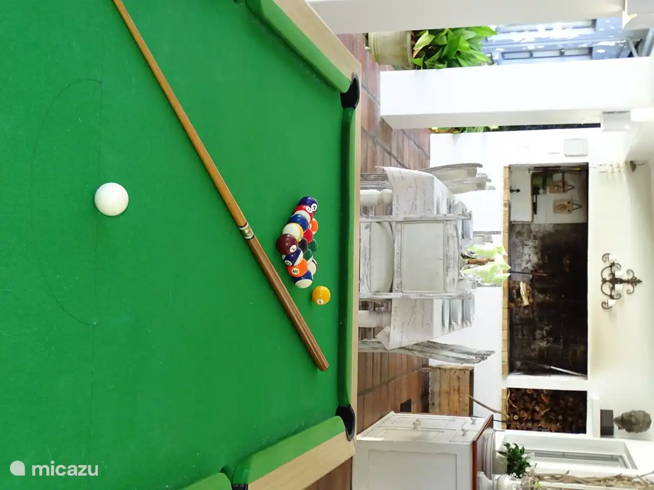 Überdachte Terrasse mit Billardtisch und Essbereich im Freien