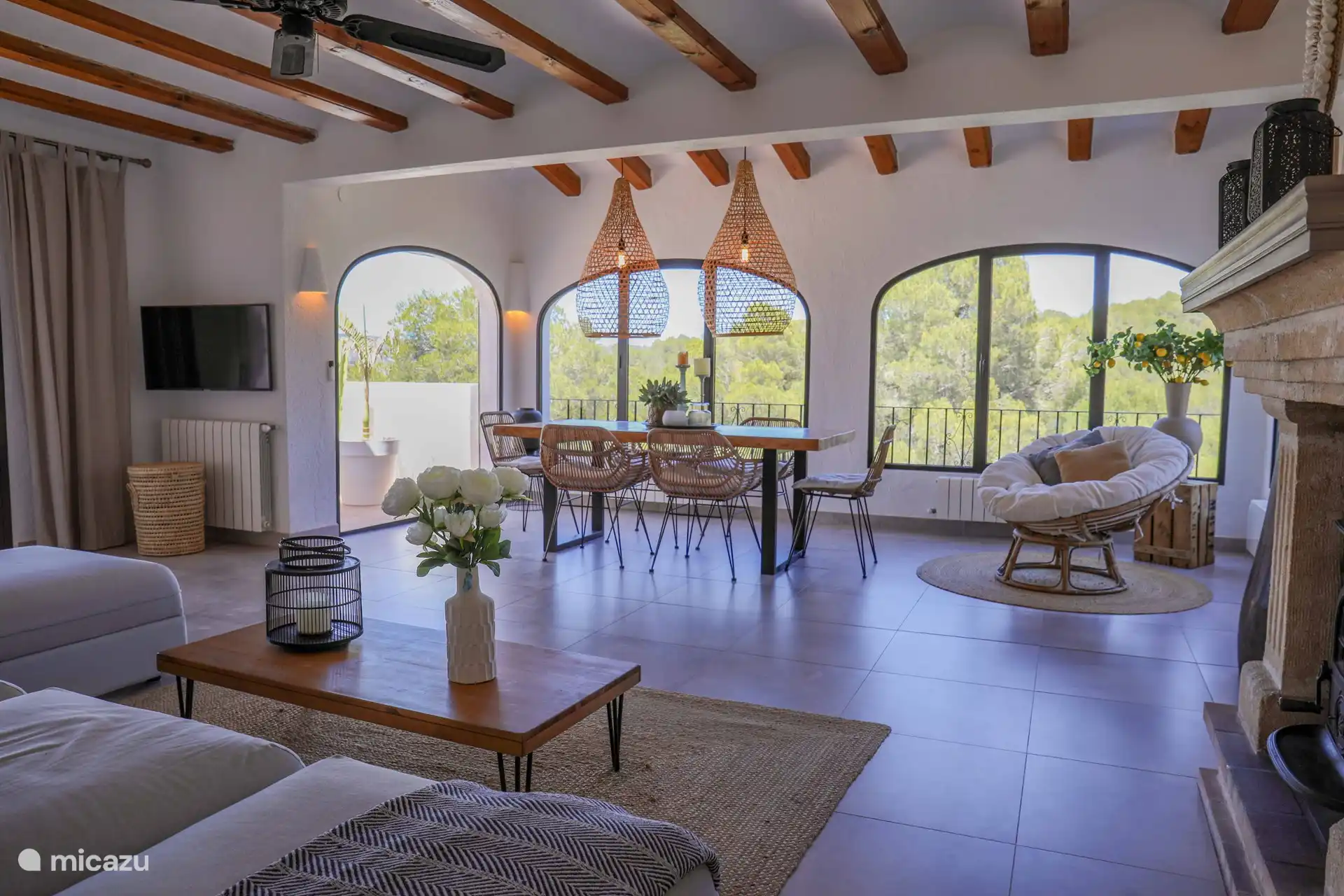 Der Essbereich mit Blick ins Grüne